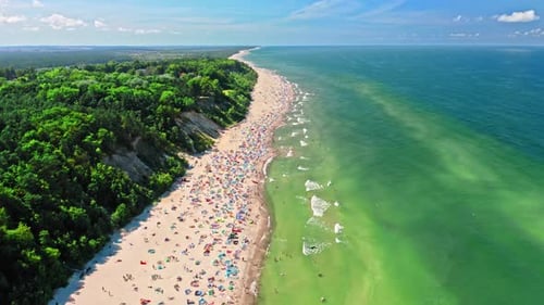 Überfüllter Strand an der Ostsee. Luftaufnahme des Tourismus, Polen.