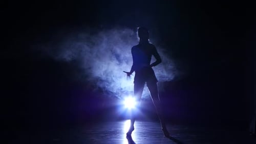 Chica bailando movimientos de salsa, rumba, silueta. Fondo oscuro, retroiluminación azul