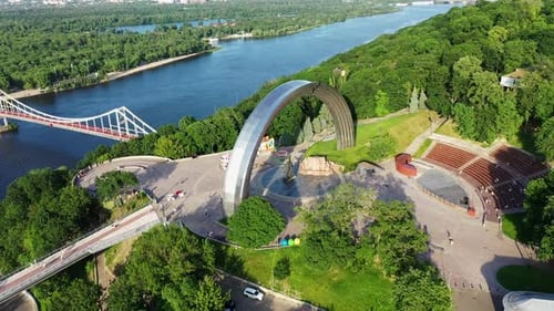Luftbild des Zentrums der Stadt Kiew bei Sonnentag
