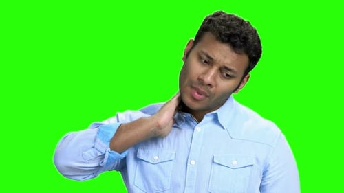 Jeune homme souffrant de maux de cou