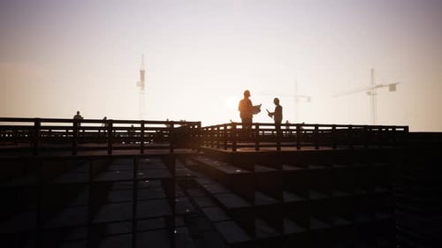Ingenieros de construcción en los esquemas de discusión con trabajadores y silueta