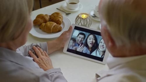Aposentados fazendo videochamada com a família