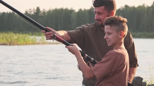 Padre enseñando a pescar niño