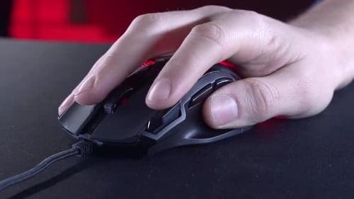 Schneller junger Gamer