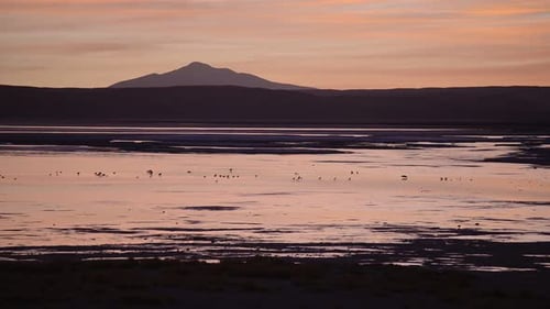 Vista panorámica del paisaje de las salinas, Salar de Uyuni, Bolivia, al atardecer