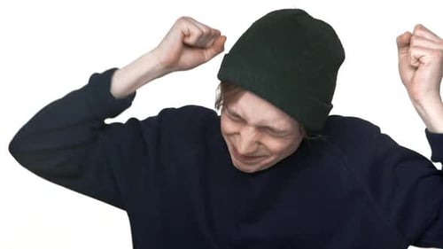 Portrait au ralenti d'un jeune homme en colère vêtu de vêtements décontractés et fou exprimant des gestes de fureur