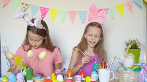 Frohe Ostern. Schöne kleine Kinder tragen am Ostertag Hasenohren.