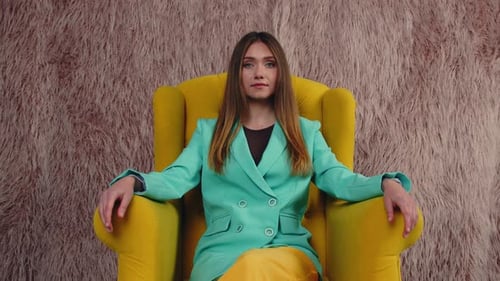 Bossy Lady est assise dans un fauteuil