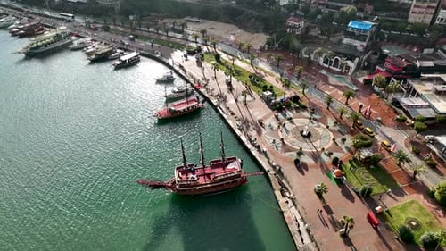 Iates no porto, vista aérea, 4 K, Alanya, Turquia