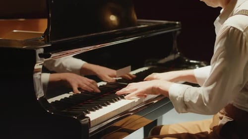 Hombre tocando el piano de cola