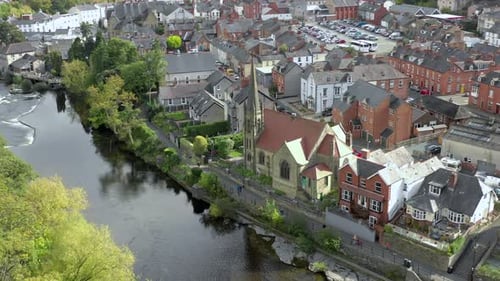 Vieille église et rivière à Llangollen, au Pays de Galles