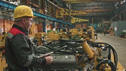 Ingénieur d'usine réparant des machines dans un atelier