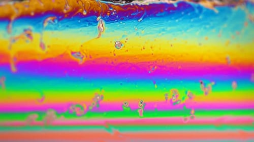 Die
Makroaufnahme einer Seifenblase erzeugt einen farbenfrohen und psychedelischen Hintergrund. Regenbogenfarben.