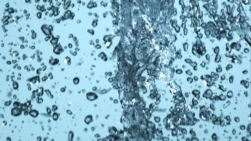 Gießen und Spritzen von Wasser in Ultrazeitlupe 1500 fps auf einer reflektierenden Oberfläche - WATER POURS 085
