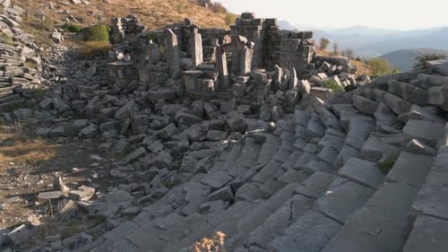 Blick auf die Ruinen des alten Amphitheaters in Hierapolis, Pamukkale, Türkei