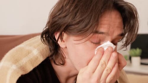 Un homme est tombé malade assis à la maison Coronavirus du rhume et de la grippe