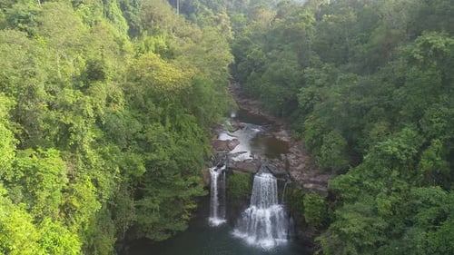 Luftaufnahme des Wasserfalls im Tropenwald