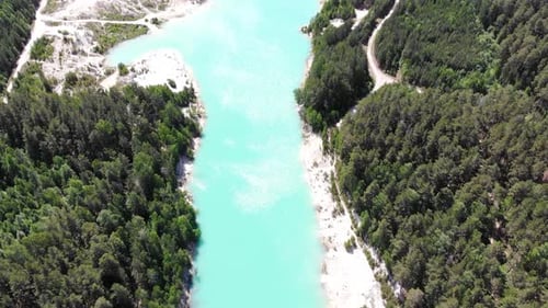 Luftaufnahme des künstlichen Kaolin-Tagebaus und türkisfarbenem Wasser