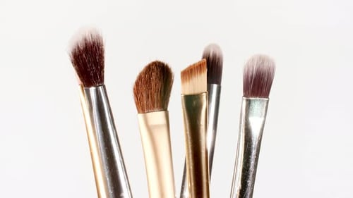 Drehung der Make-up-Pinsel auf weißem Hintergrund