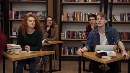 Europäische Hochschulstudenten lernen in einer Gruppe, bereiten gemeinsam ein Projekt vor. Make Notes Happy Young