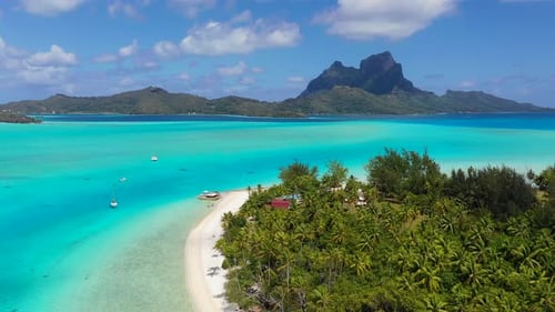 Luftbild der tropischen Insel in der Lagune von Bora Bora