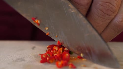 Chili in Scheiben schneiden