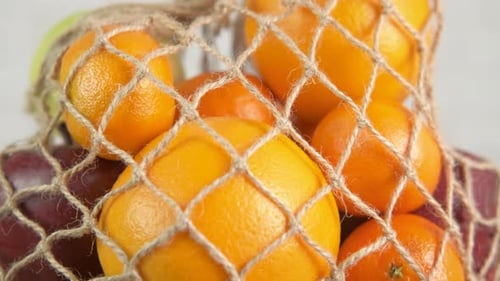 Frutas en bolsas ecológicas en la cocina