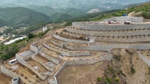Los agricultores construyen un jardín de aguacates en las montañas vista aérea 4 K