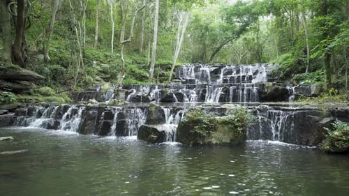 Bela cachoeira na floresta tropical no Parque Nacional Namtok Samlan, Saraburi, Tailândia