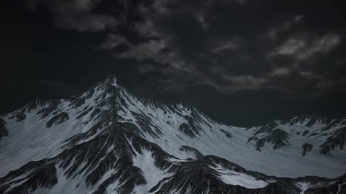Montañas en el cielo nublado al atardecer