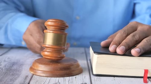 Primer plano de la mano de una persona que golpea el mazo