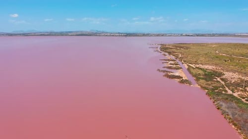 Estanques de evaporación de agua de mar salada con color rosa