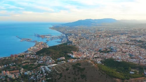Vista aérea de la Costa del Sol de Málaga con el mar y las montañas que la rodean