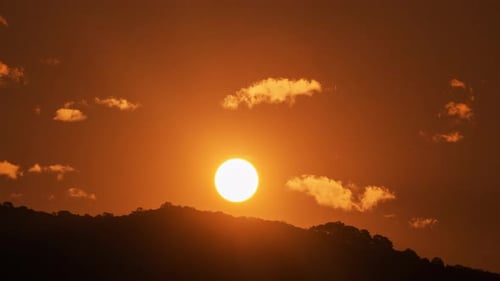 Schöne klare große Sonne bei Sonnenaufgang oder Sonnenuntergang, Wolken- und Himmelslandschaftsszene.