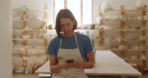Jeune potière travaillant dans son atelier