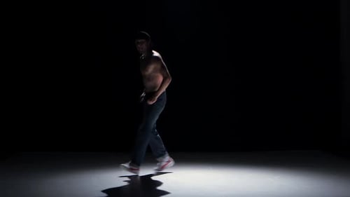 Danseuse de breakdance avec danse du torse nu, faisant Flip on Black, Shadow