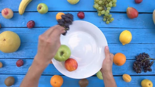 Früchte auf blauem ökologischem Hintergrund