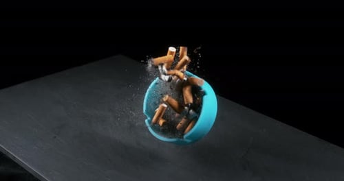 Aschenbecher gefüllt mit Megots auf schwarzem Hintergrund, Zeitlupe 4K