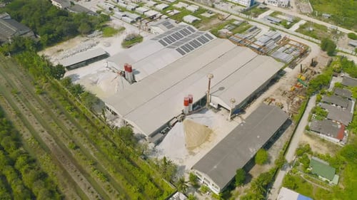 Vue aérienne de dessus de l'industrie industrielle. Construction de pylônes électriques dans les secteurs de l'énergie, des transports et de la logistique