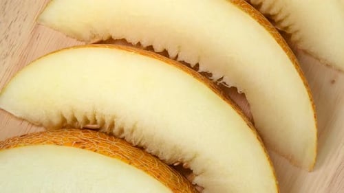 Melonenscheiben rotierende Draufsicht auf Holzuntergrund