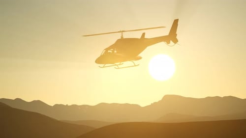 Extreme Zeitlupe fliegender Hubschrauber und Himmel bei Sonnenuntergang