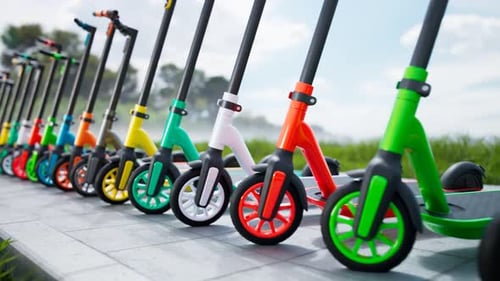D'innombrables scooters électriques colorés se dressent dans une rangée par une journée ensoleillée. 4KHD