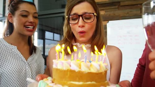 Executivo de negócios comemorando uma festa de aniversário no escritório