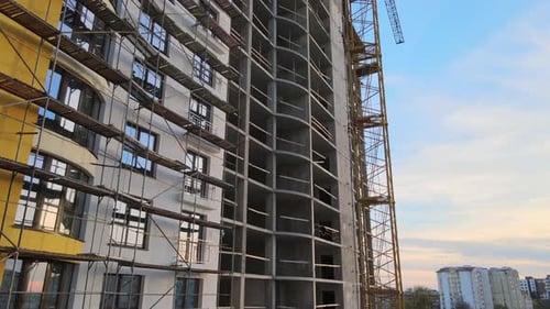 Grúa de elevación de torre y edificio de apartamentos residencial alto con marco monolítico en construcción