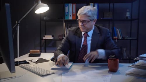 Un hombre de negocios muy ocupado.