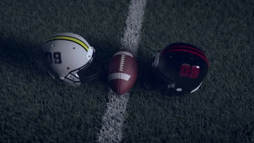 Zwei American Football-Helme und dazwischen ein Ball auf dem Spielfeld