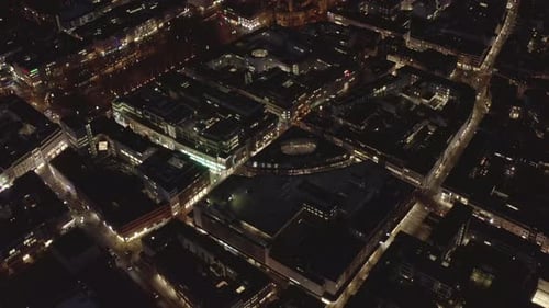 LUFTAUFNAHME: Langsame Aufnahme der Stadt bei Nacht, Köln, Deutschland
