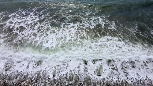 Wunderschöne Meereswellen. Schaumige Welle, Wasserstruktur. Weite Landschaft des Meeres