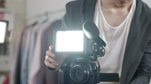 Adolescente con cámara Vídeo