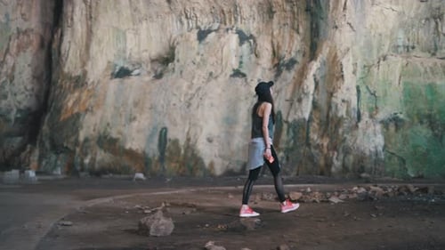 Voyageur d'Europe de l'Est explorant une grotte de Devetashka près de Lovech